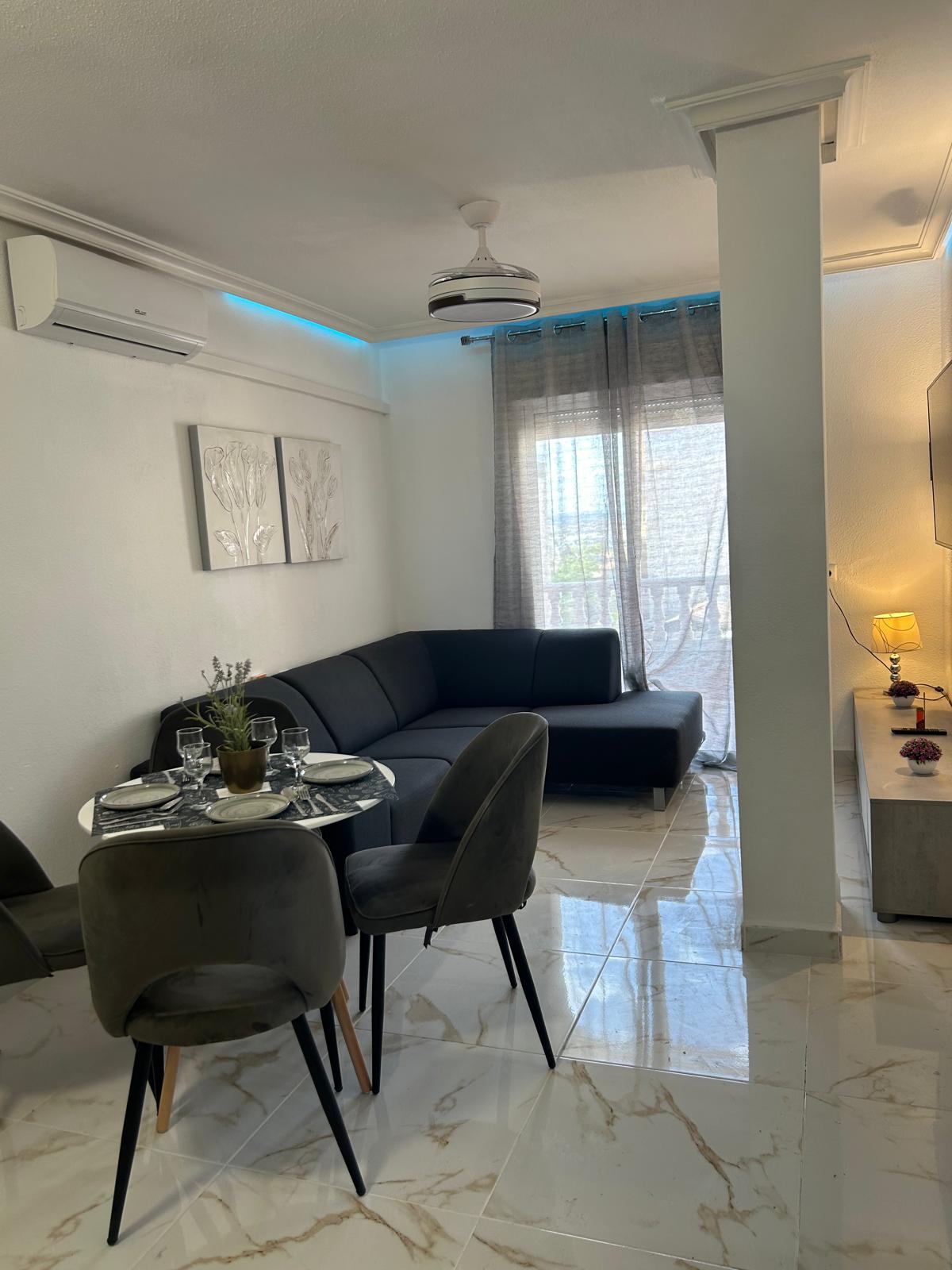 Apartamento en venta en Playa del Cura, Torrevieja | 2 dorm., solárium comunitario